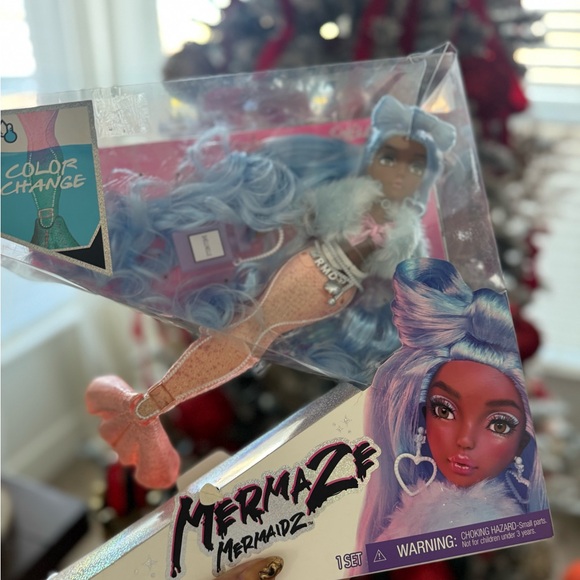 MERMAZE MERMAIDZ Color Change Shellnelle Mermaid Doll - Picture 8 of 8